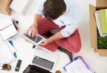 Welke kosten zijn aftrekbaar voor zzp’ers? ondernemer bezig met de boekhouding