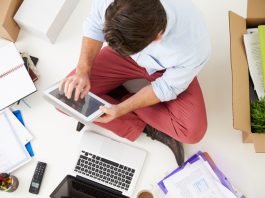 Welke kosten zijn aftrekbaar voor zzp’ers? ondernemer bezig met de boekhouding