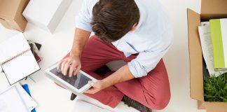 Welke kosten zijn aftrekbaar voor zzp’ers? ondernemer bezig met de boekhouding