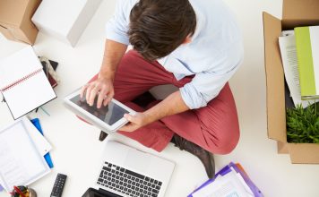 Welke kosten zijn aftrekbaar voor zzp’ers? ondernemer bezig met de boekhouding