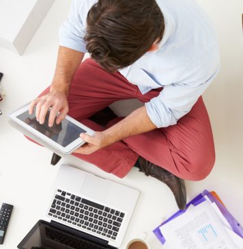 Welke kosten zijn aftrekbaar voor zzp’ers? ondernemer bezig met de boekhouding