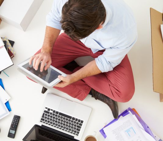 Welke kosten zijn aftrekbaar voor zzp’ers? ondernemer bezig met de boekhouding