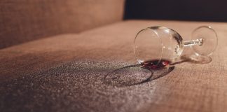 Zo los je het netjes op als je schade hebt gemaakt bij iemand anders wijn morsen op de bank