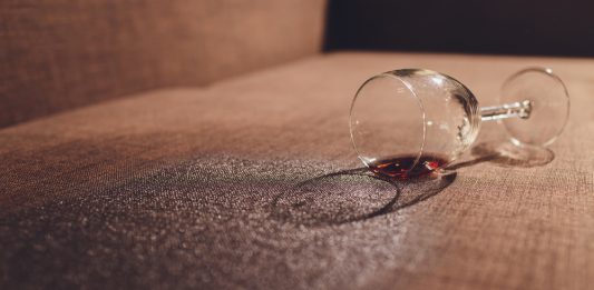 Zo los je het netjes op als je schade hebt gemaakt bij iemand anders wijn morsen op de bank
