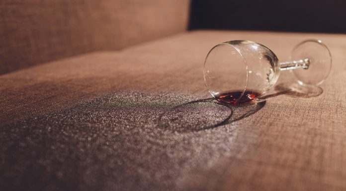 Zo los je het netjes op als je schade hebt gemaakt bij iemand anders wijn morsen op de bank