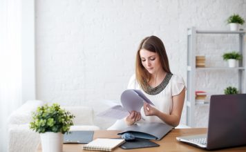 Drie dingen die we tijdens het thuiswerken ontdekt hebben vrouw thuis werken