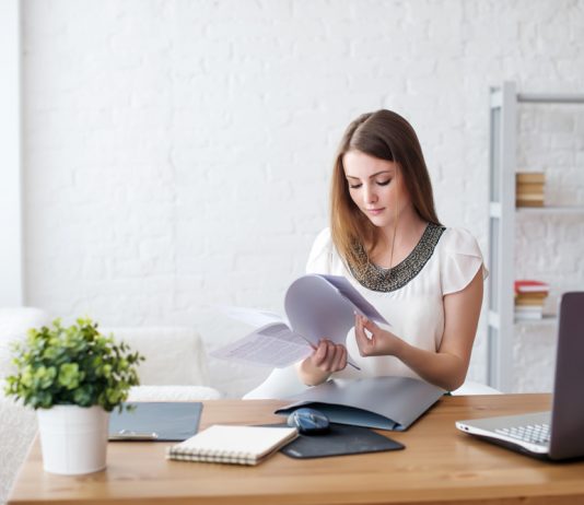 Drie dingen die we tijdens het thuiswerken ontdekt hebben vrouw thuis werken