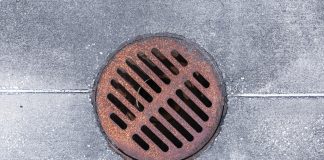 De oorzaken van een rioollucht in huis afvoerputje in huis