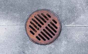 De oorzaken van een rioollucht in huis afvoerputje in huis