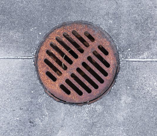 De oorzaken van een rioollucht in huis afvoerputje in huis