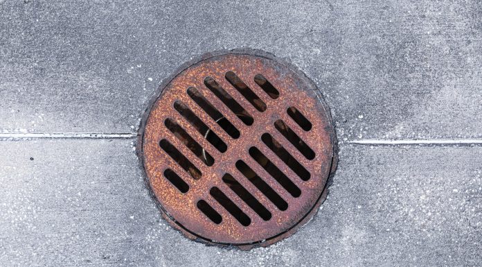 De oorzaken van een rioollucht in huis afvoerputje in huis