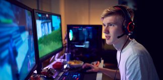 Blijven gamen tot in de late uurtjes tiener die aan het gamen is