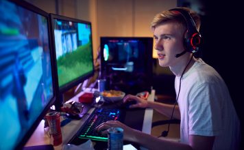 Blijven gamen tot in de late uurtjes tiener die aan het gamen is