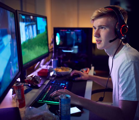 Blijven gamen tot in de late uurtjes tiener die aan het gamen is