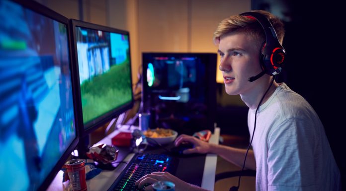 Blijven gamen tot in de late uurtjes tiener die aan het gamen is