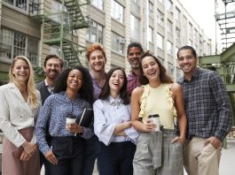 De psychologie achter een succesvol teamuitje: waarom samenwerken beter gaat na een dagje uit Collega's staan lachend samen op de foto