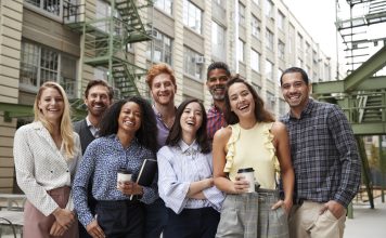 De psychologie achter een succesvol teamuitje: waarom samenwerken beter gaat na een dagje uit Collega's staan lachend samen op de foto
