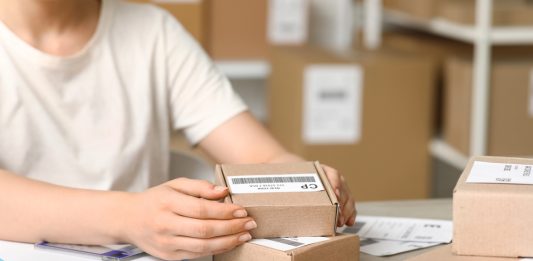 Hoe kleine webshops kunnen concurreren met grote spelers op het gebied van verzending Pakketten verzenden