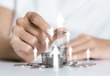 Waarom alternatieve investeringen steeds populairder worden Man stapelt muntjes op