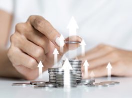 Waarom alternatieve investeringen steeds populairder worden Man stapelt muntjes op