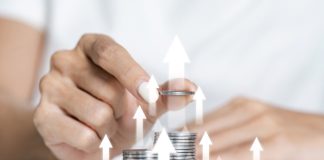 Waarom alternatieve investeringen steeds populairder worden Man stapelt muntjes op