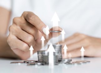 Waarom alternatieve investeringen steeds populairder worden Man stapelt muntjes op