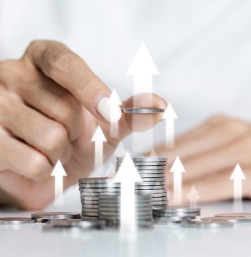 Waarom alternatieve investeringen steeds populairder worden Man stapelt muntjes op