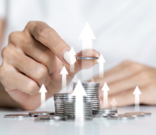 Waarom alternatieve investeringen steeds populairder worden Man stapelt muntjes op